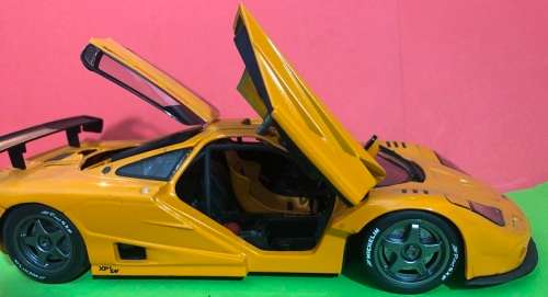McLaren F1 GTR 1/18 UT Models die cast model.