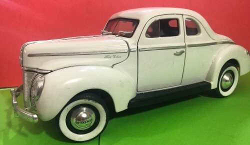 1940 Ford De Luxe 1/18 die cast car
