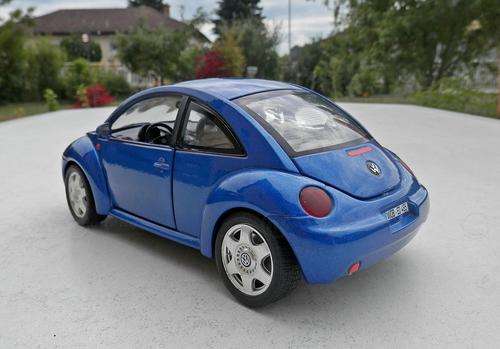 1998 Volkswagen Beetle BOXED 1/18 die cast model