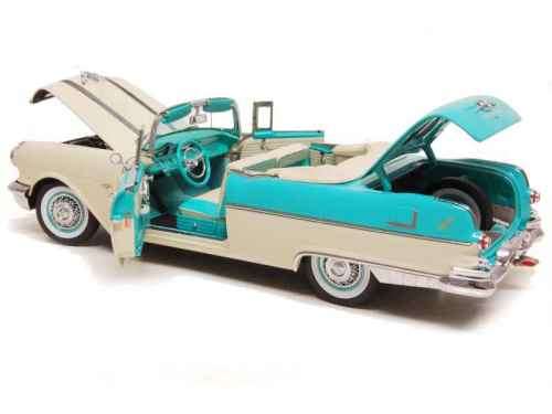 1955 Pontiac Starchief 1/18 BOXED `I love Lucy` die cast model.