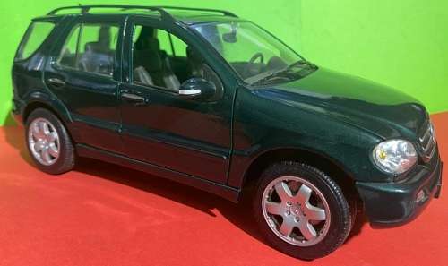 2001 Mercedes Benz ML 320 1/18 die cast model.