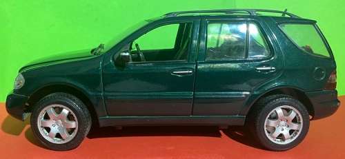 2001 Mercedes Benz ML 320 1/18 die cast model.