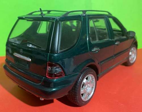 2001 Mercedes Benz ML 320 1/18 die cast model.