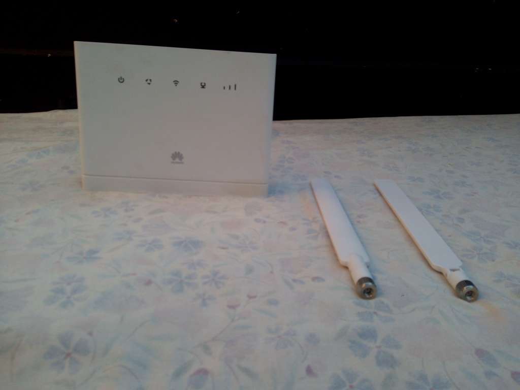Hauwei 4G Router with Sim Slot and Antennas