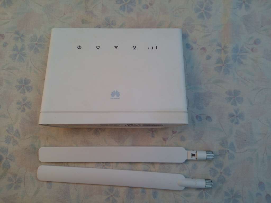 Hauwei 4G Router with Sim Slot and Antennas