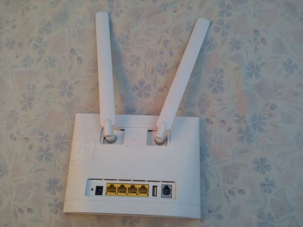 Hauwei 4G Router with Sim Slot and Antennas