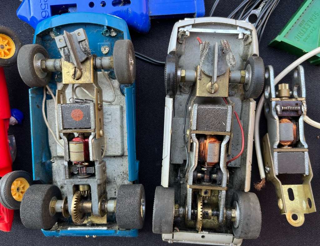 SCALEXRTIC Cars and accessories. ALL, NOT WORKING. FOR SPARES OR REPAIRS ONLY.