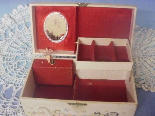 OLD MUSICAL JEWELLERY BOX FOR A LITTLE GIRL