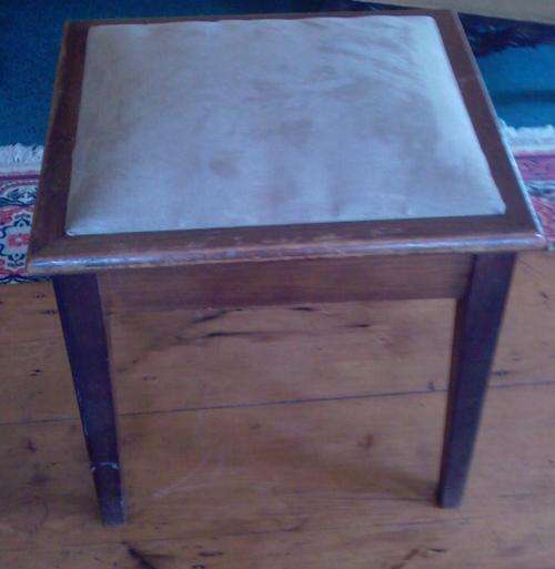 A NICE MAHOGANY PIANO CHAIR