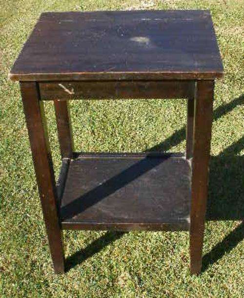 A VERY NICE LITTLE OCCASIONAL TABLE STARTING AT R1