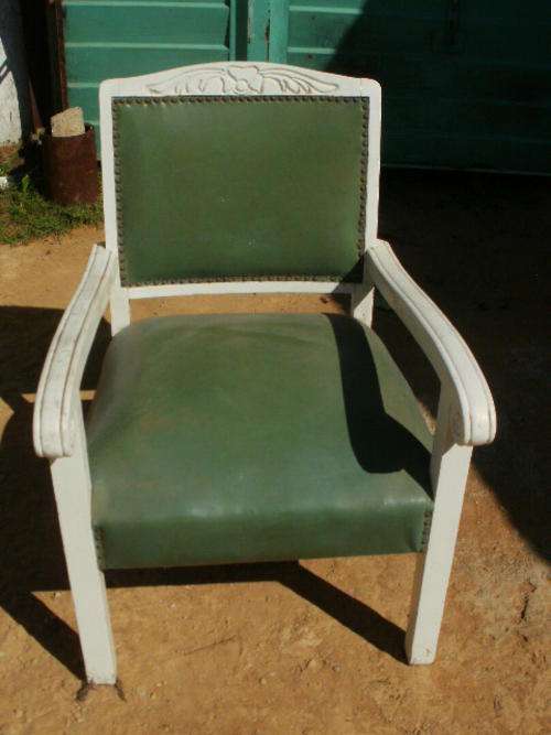 WHITE OCCASIONAL CHAIR