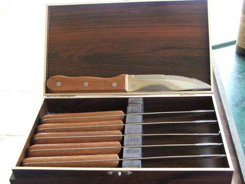 6 Steak stainlesssteel knives in wooden box