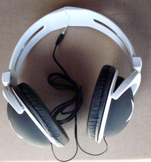 Comfotable headsets with soft padding.