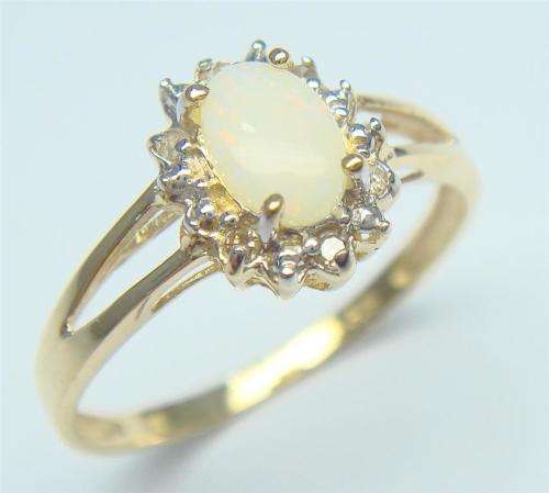 STUNNING 9CT GENUINE SOLID YELLOW GOLD OVAL OPAL and 6 DIAMOND RING (INVEST NOW IN GOLD JEWELLERY)