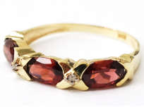 STUNNING 9CT SOLID YELLOW GOLD GARNET AND DIAMOND RING (INVEST NOW IN GOLD)