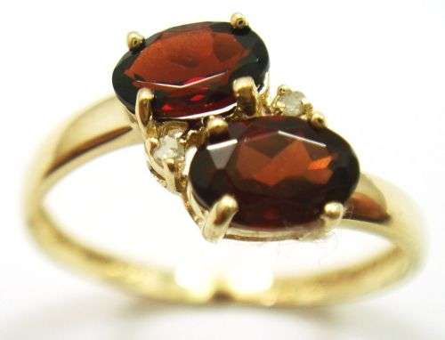 BEAUTIFUL 9CT YELLOW GOLD GARNET and DIAMOND BAND RING