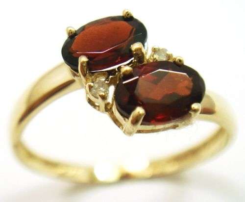 BEAUTIFUL 9CT YELLOW GOLD GARNET and DIAMOND BAND RING