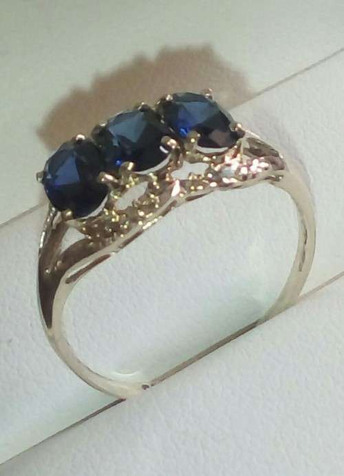 STUNNING 9CT SOLID YELLOW GOLD SAPPHIRE RING (INVEST NOW IN GOLD)