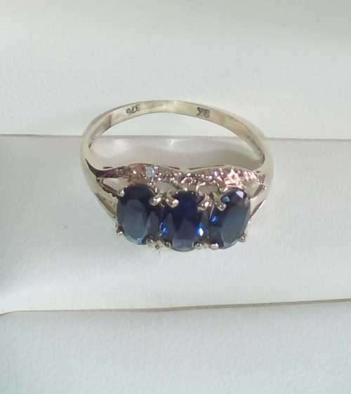 STUNNING 9CT SOLID YELLOW GOLD SAPPHIRE RING (INVEST NOW IN GOLD)