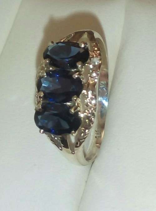 STUNNING 9CT SOLID YELLOW GOLD SAPPHIRE RING (INVEST NOW IN GOLD)