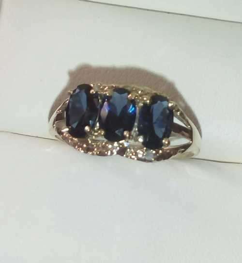 STUNNING 9CT SOLID YELLOW GOLD SAPPHIRE RING (INVEST NOW IN GOLD)