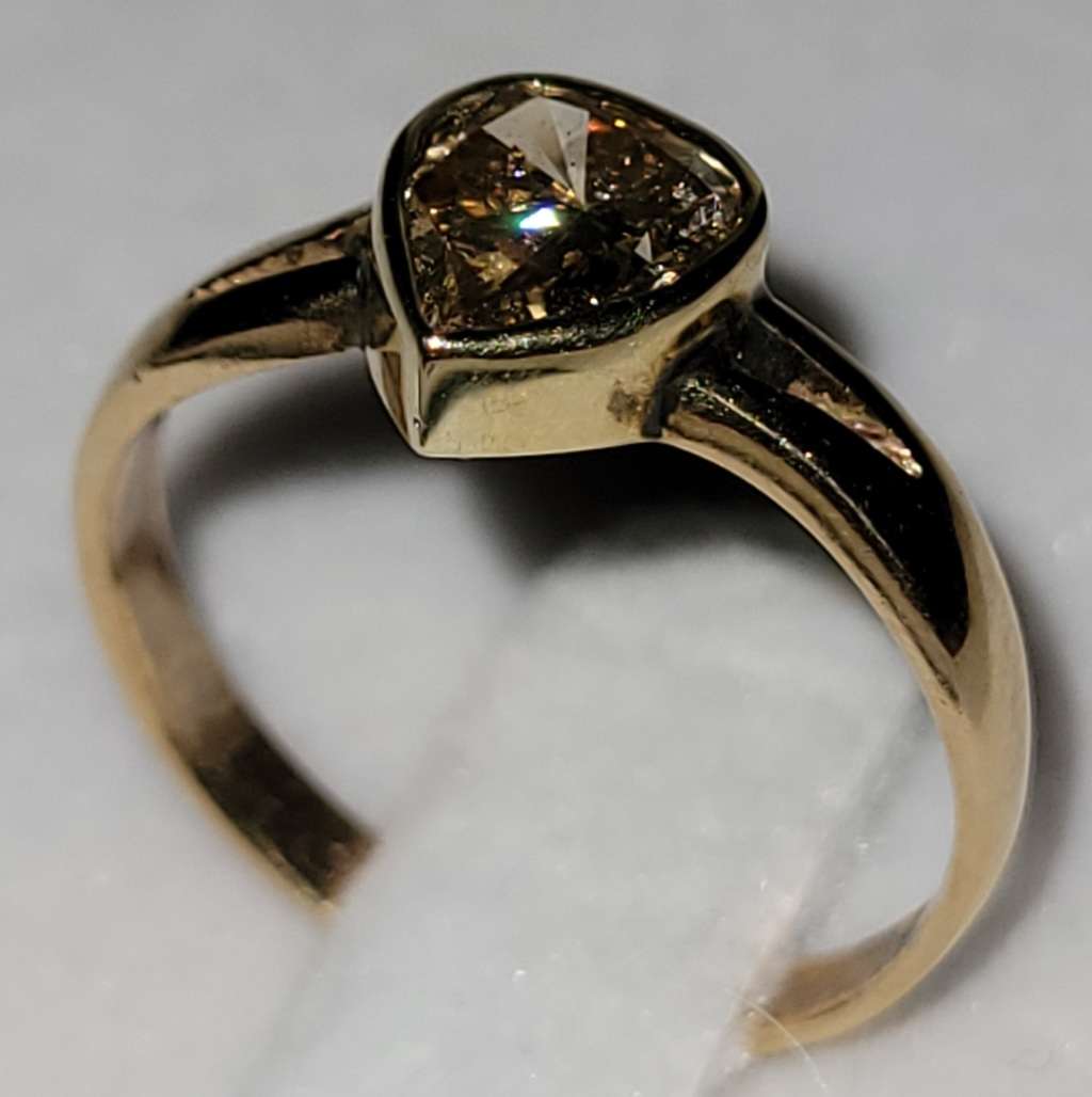 BEAUTIFUL SOLID 9CT YELLOW GOLD AND HEART SHAPED DIAMOND RING