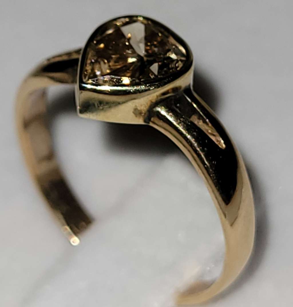 BEAUTIFUL SOLID 9CT YELLOW GOLD AND HEART SHAPED DIAMOND RING
