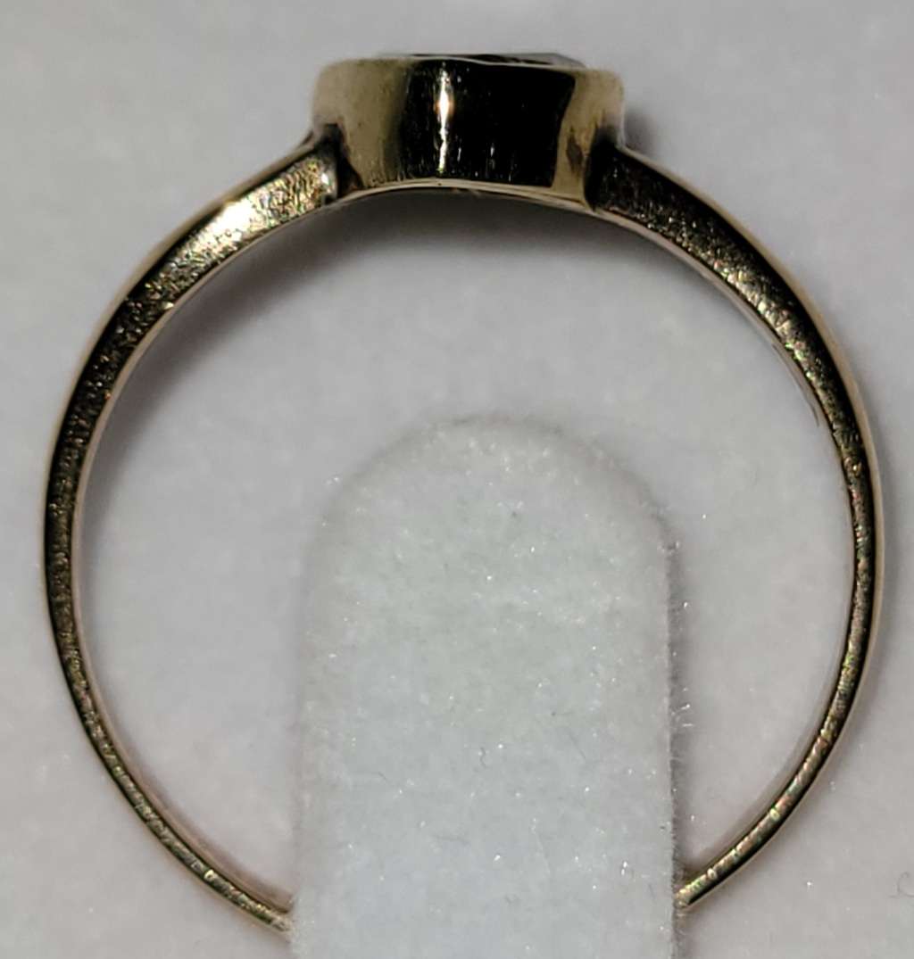 BEAUTIFUL SOLID 9CT YELLOW GOLD AND HEART SHAPED DIAMOND RING