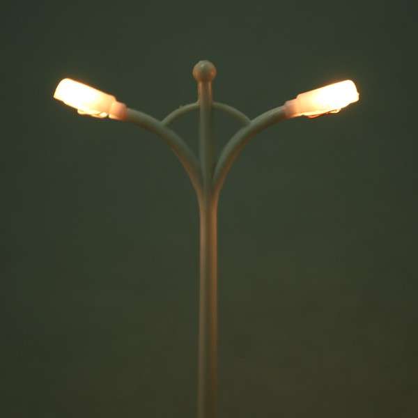 10 LAMPPOSTS  WHITE- N SCALE