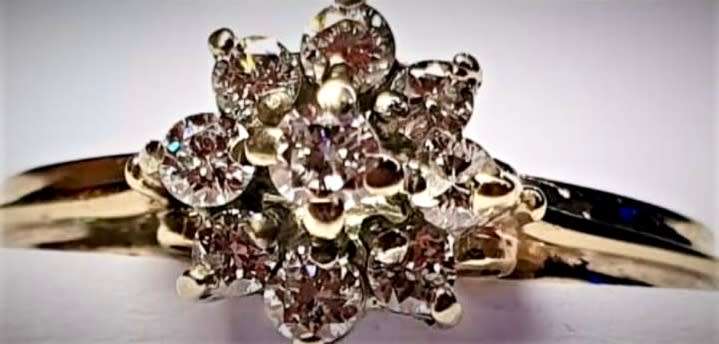 Lovely Ladies Cluster 0.20ct Diamond Dress Ring Set in Gold