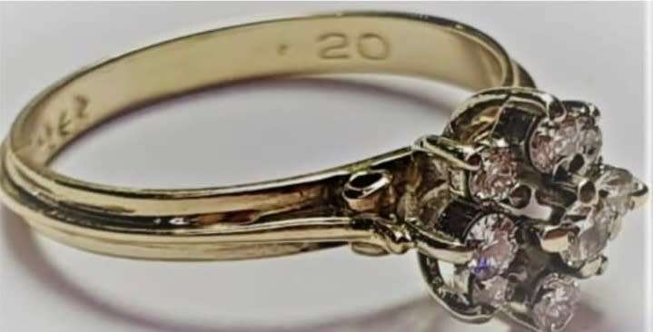 Lovely Ladies Cluster 0.20ct Diamond Dress Ring Set in Gold