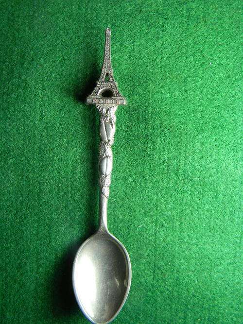 Stunning collector spoon of Paris with Tower in good condition.