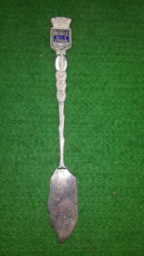 Stunning souvenir Knife of Biarritz and an small boat. Silver plated. In excellent condition.