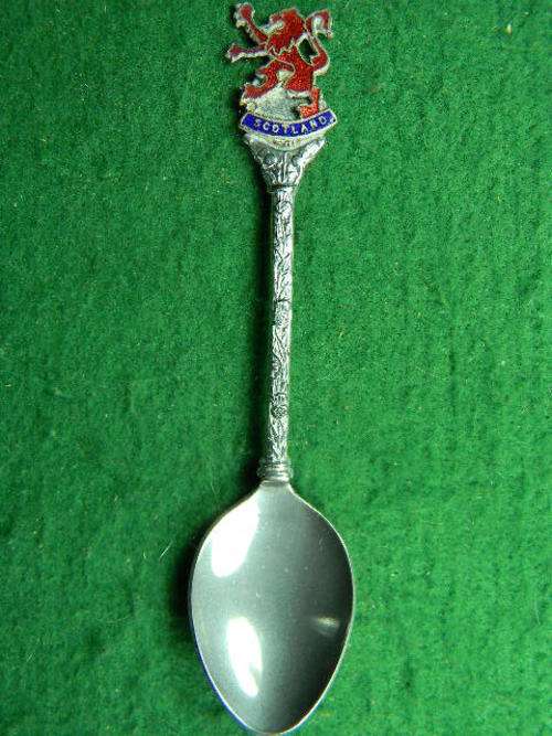 Lovely silverplated souvenir spoon of Scotland. In good condition.