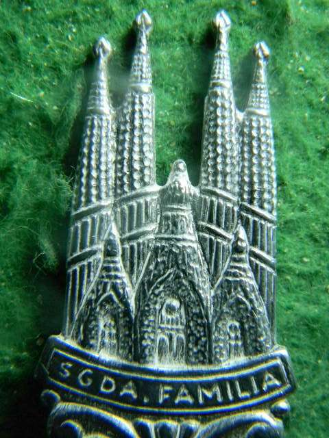 Sgda.Familia with 5 pesetas coin silver plated in good condition