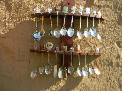 20 Antique collector spoons of SA towns in different shapes good condition with rack.