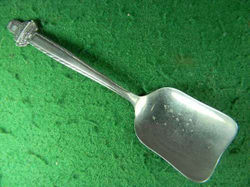 Voortrekker Monument show wear and marks in spoon (England)