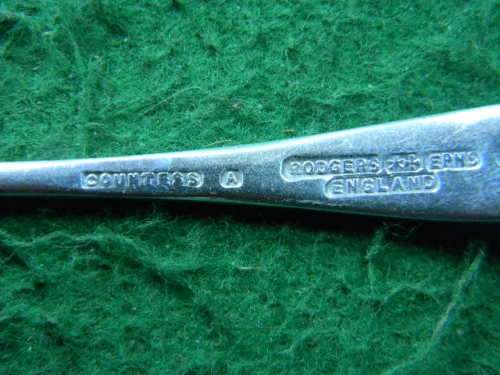 6 small Vintage spoons in excellent condirion made in Rodgers England . countess  EPNS A  97 mm long
