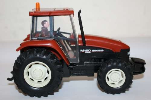 Britains-Tractor-NewHolland-M160-Mint Condition-Scale-1/32