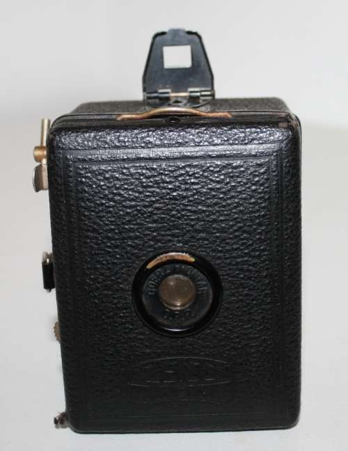 **Zeiss Ikon** Baby Box Tengor.."Zeiss IkonFilm A8"..4x61/2cm...Camera-6x5.5x8cm