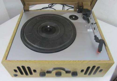 **Record Player**-Shenzhen-3 Speed 33/45/78 with FM/AM Radio....Excellent Condition.