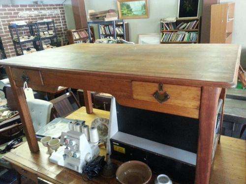 Vintage solid wood office desk with brass handles - Afrikaan Shop