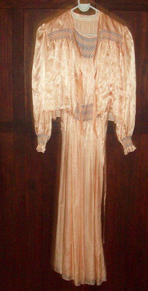 1920'S/30'S SATIN NIGHT DRESS & BED JACKET WITH SMOCKING