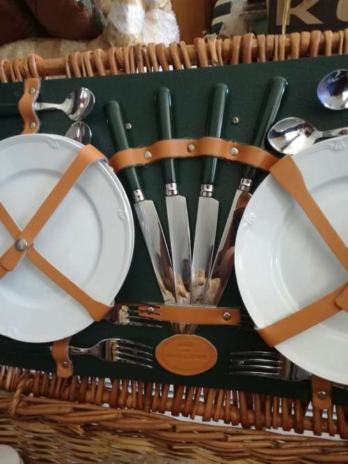 Vintage picnic basket complete