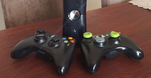 XBOX 360 Slim - 40+ games included - RGH3 Modded + 2 Controllers + Kinect + Wireless Steering Wheel