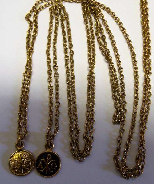 2 x kettingtjies met pendents op ?????????