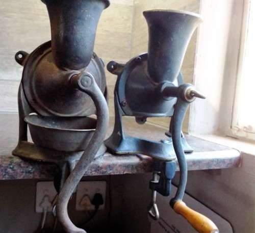 2 ou koffie meulers in wekende toestand