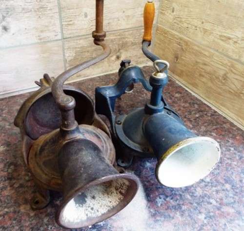 2 ou koffie meulers in wekende toestand