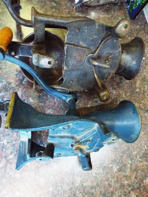 2 ou koffie meulers in wekende toestand