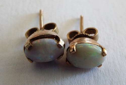 NICE,,,, ,,,9 CT GOLD  earrings with real australian opels